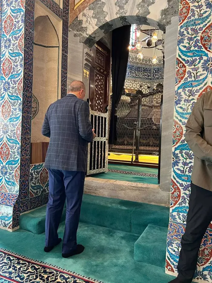 baskan-erdogan-eyup-sultan-turbesine-giderek-dua-etti-1658683823597.jpg Başkan Erdoğan, Eyüp Sultan Türbesi'nde dua etti