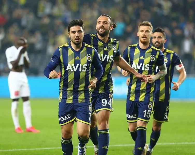 Fenerbahçe’den flaş karar! Takımda kalıyor