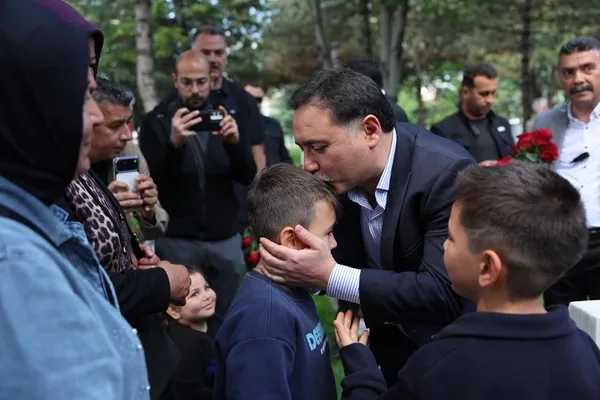 kayseride-bayram-arifesinde-sehitlikte-duygu-dolu-ziyaret-1779806186268.jpg