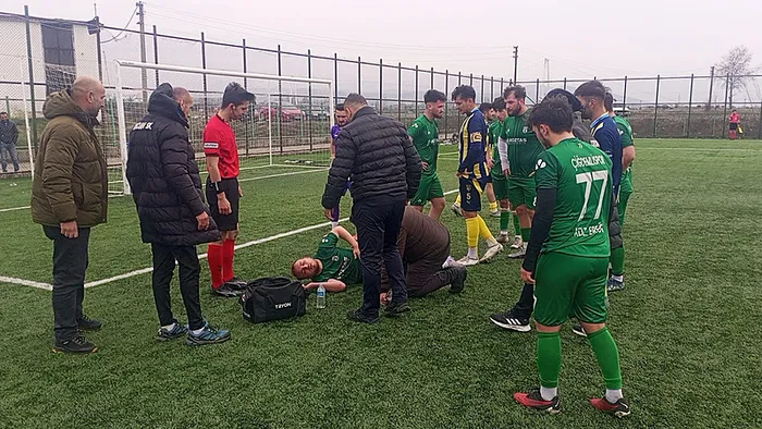 futbol-macinda-rakip-oyuncu-ile-carpisan-futbolcu-nefessiz-kaldi-1740983722175.jpeg