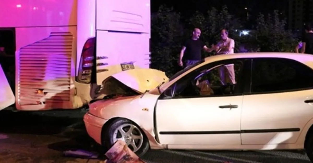 Otomobil Park Halindeki Otobuse Carpti 4 Yarali En Son Haber