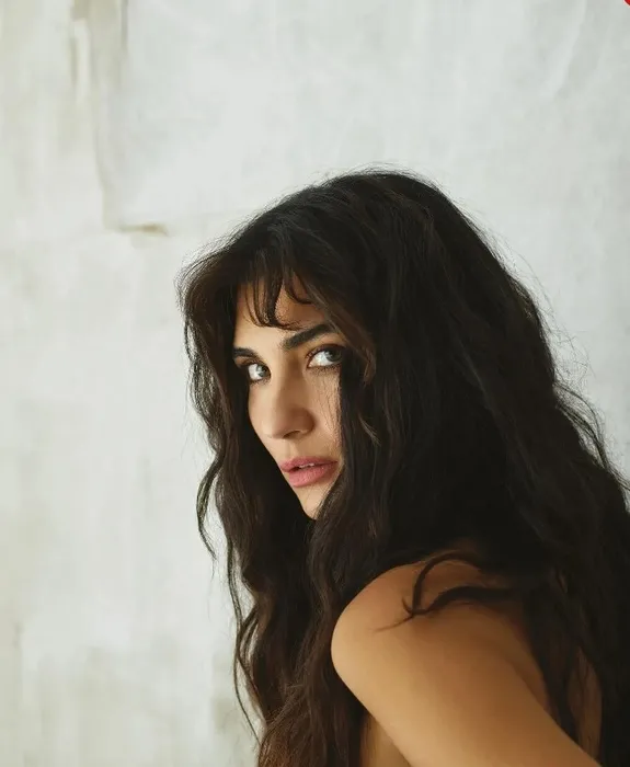 Kısa saçlarıyla 2000’lere damga vurmuştu! Tuba Büyüküstün’ün yıllar önce şarkı klibinde oynadığını biliyor muydunuz?