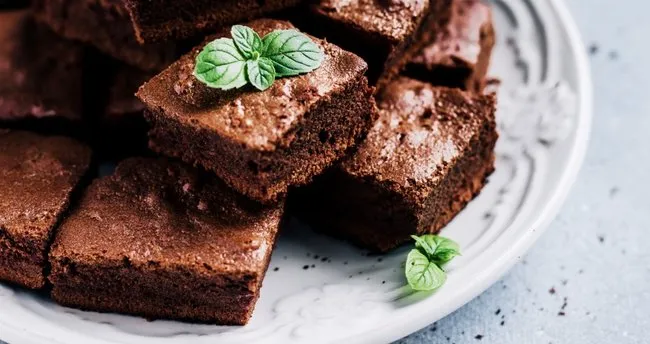 Eşşiz lezzetiyle brownin kek tarifi Browni ıslak kek nasıl yapılır