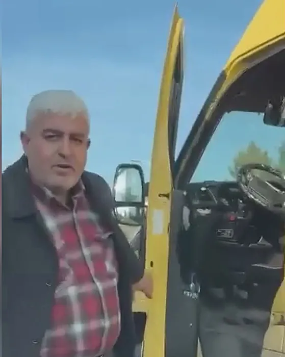 Seyir halindeki tartışma yol kesmeyle sonuçlandı: Minibüs sürücüsü araca vurup, cama tükürdü!