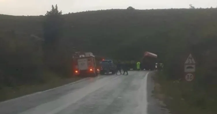 Yan yatan TIR’ın sürücüsü yaralandı