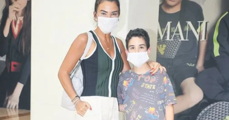 Anne-oğul alışveriş turunda