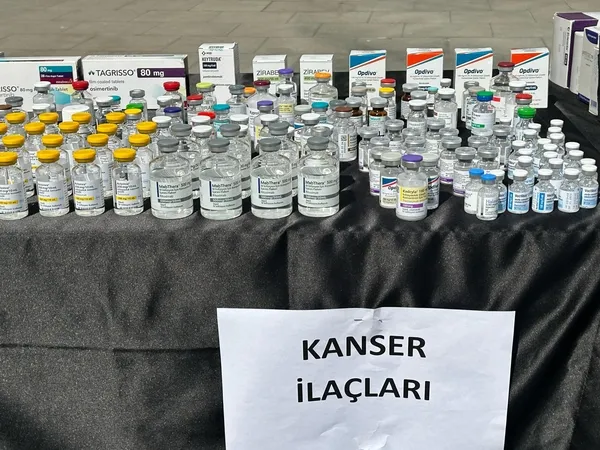 kacak-ve-sahte-ilaclarla-yakaladilar-400-milyon-lira-degerinde-emniyet-muduru-tek-tek-inceledi-1745237397080.jpg