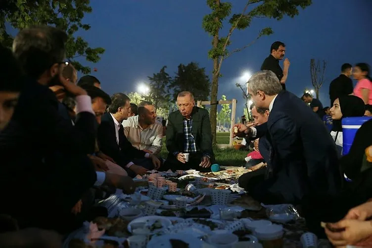 Başkan Erdoğan vatandaşlarla Zeytinburnu sahilde iftar yaptı