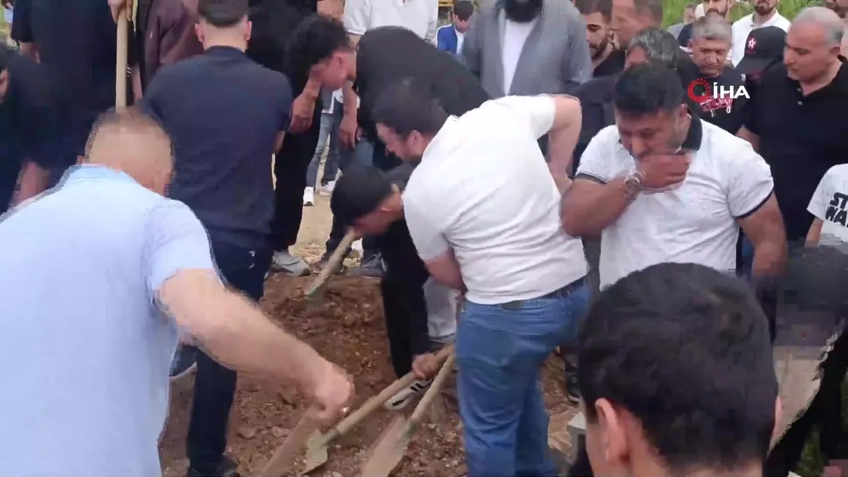 Staj yaptığı pastanede akıma kapılan 15 yaşındaki öğrenci hayatını kaybetti | Video videosunu izle Staj yaptığı pastanede akıma kapılan 15 yaşındaki öğrenci hayatını kaybetti | Video videosunu izle