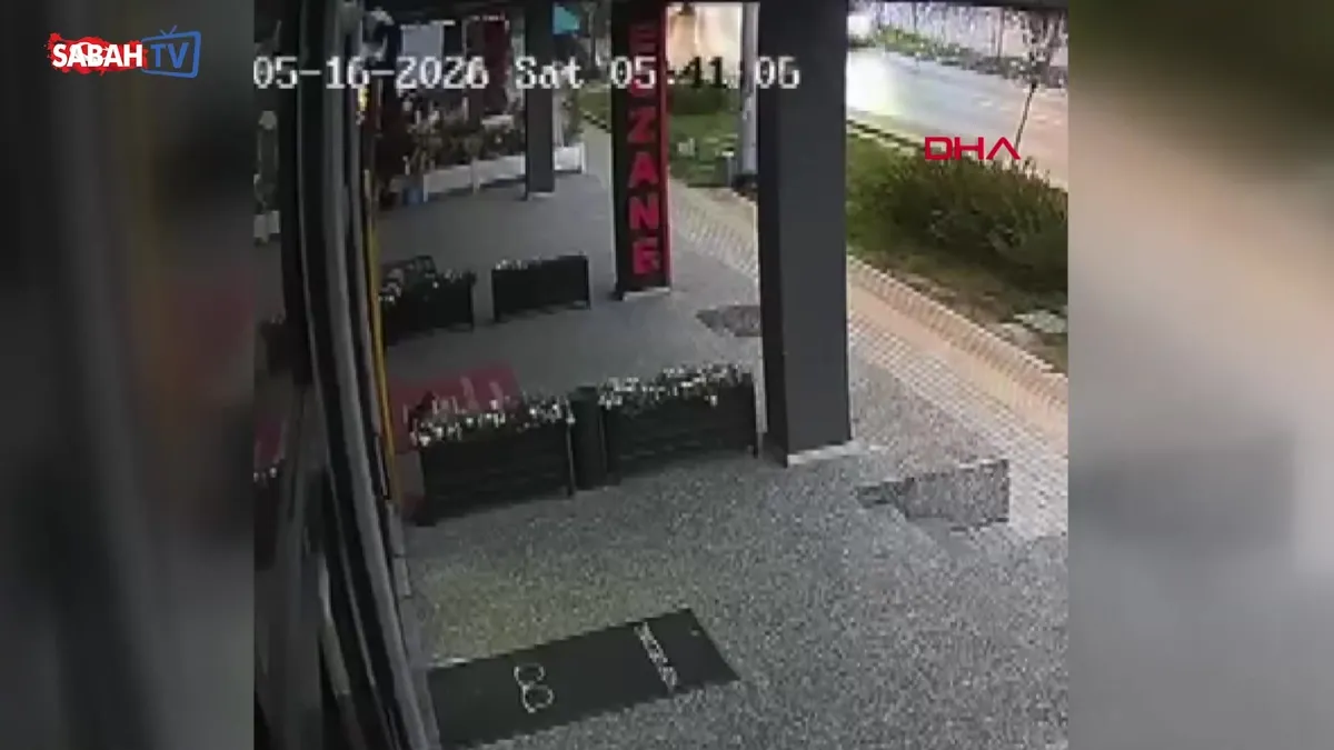 Kontrolden çıkan otomobil site duvarına çarptı! O anlar kameraya böyle yansıdı | Video videosunu izle Kontrolden çıkan otomobil site duvarına çarptı! O anlar kameraya böyle yansıdı | Video videosunu izle
