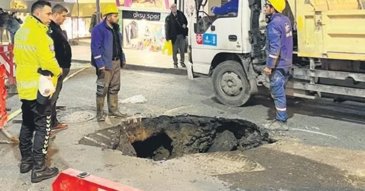 Su borusu patladı yol çöktü