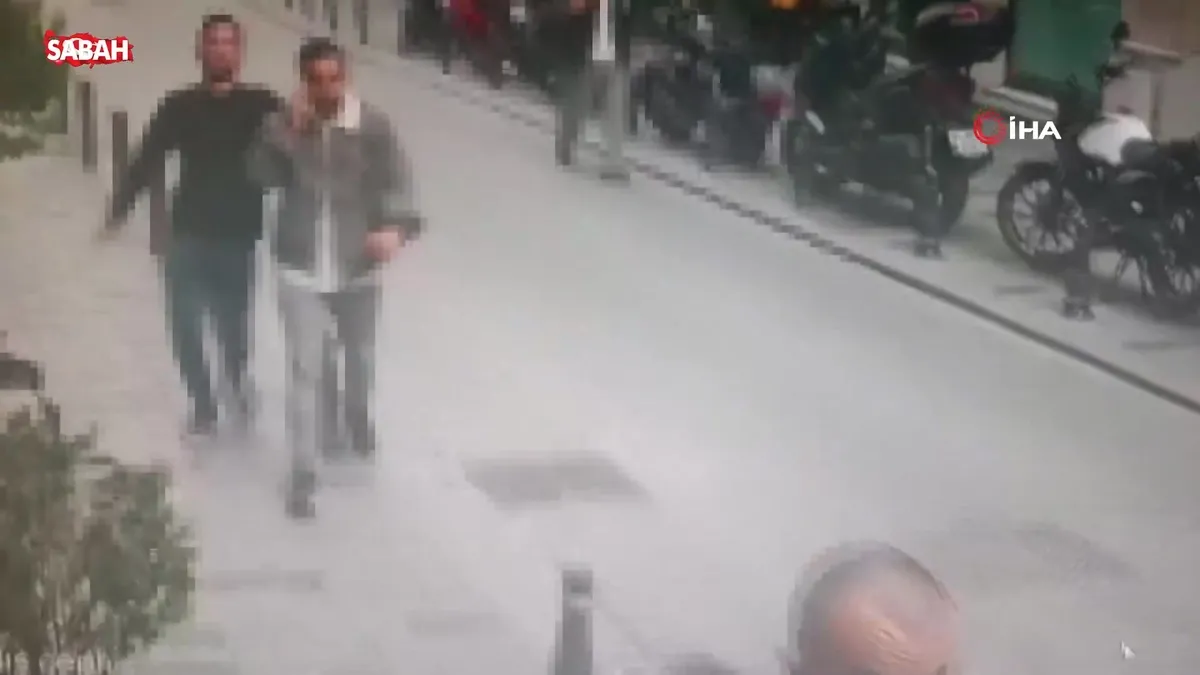 Beyoğlu’nda güven timleri yankesiciyi suçüstü böyle yakaladı | Video videosunu izle Beyoğlu’nda güven timleri yankesiciyi suçüstü böyle yakaladı | Video videosunu izle