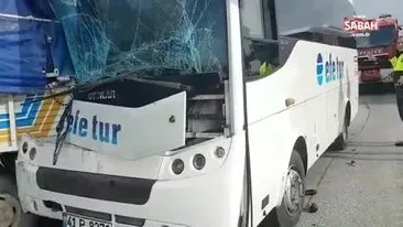 Servis midibüsü kamyonete çarptı: 4 yaralı | Video