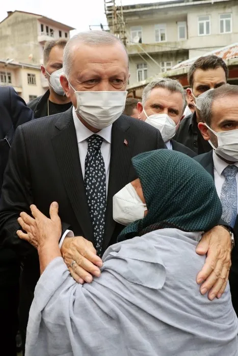 Başkan Erdoğan’a memleketi Rize’de sevgi seli! Kıraathanede çay içti, vatandaşlarla bol bol sohbet etti...