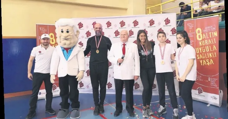 İki oyuncuya 8 sağlık kuralını anlattı