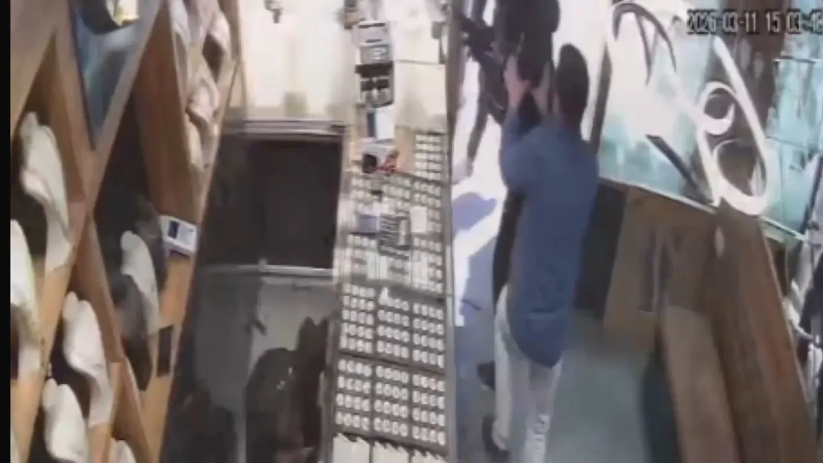 Sultangazi’de soygun girişimi: Kuyumcuyu silah kabzası ile darp ettiler Sultangazi’de soygun girişimi: Kuyumcuyu silah kabzası ile darp ettiler