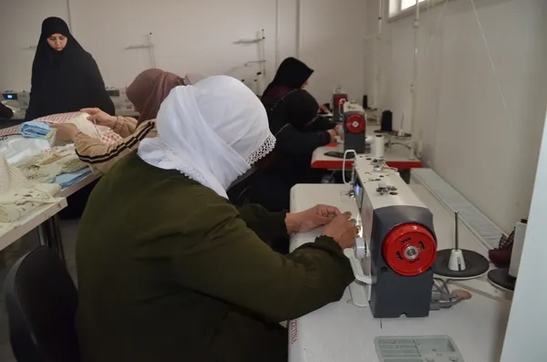kadinlar-meslek-ogreniyor-ev-ekonomisine-destek-sagliyor-1774887345249.jpg