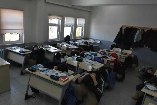 Tosya’daki okullarda eş zamanlı deprem tatbikatı
