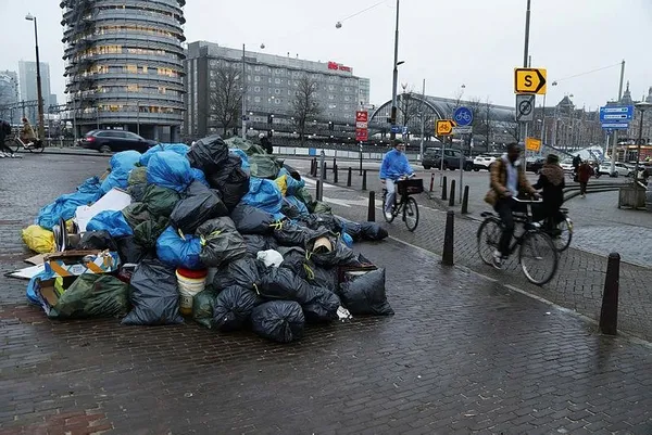 Amsterdam'da grev! Çöp dağları oluştu