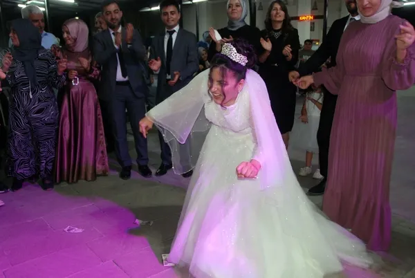 15-yillik-hayali-gercek-oldu-gelinlik-giyip-kina-gecesi-yapildiserebral-palsi-hastasi-32-yasindaki-aysenur-ken-1723792984926.jpg
