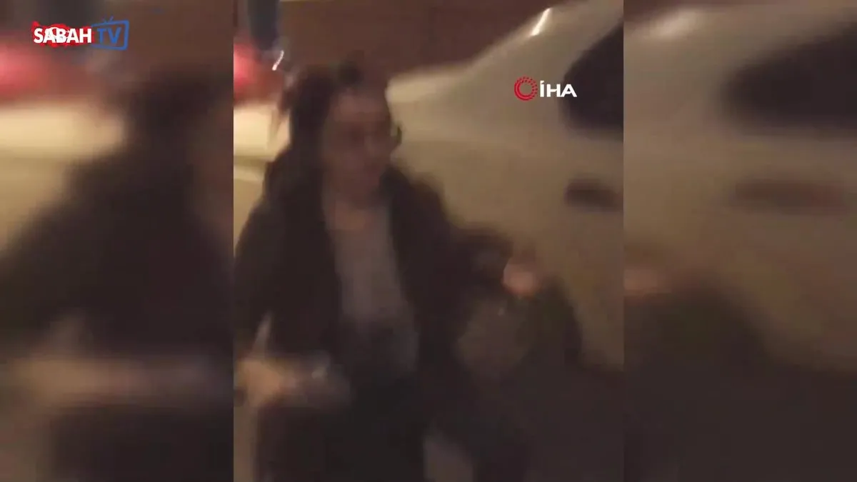 Kocasının sevgilisine benzettiği kadını darbetti! Otomobilin kapısı silah sayıldı | Video videosunu izle
