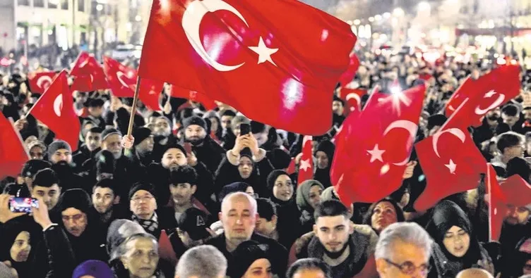 Berlin’de 2 bin kişi dua etti