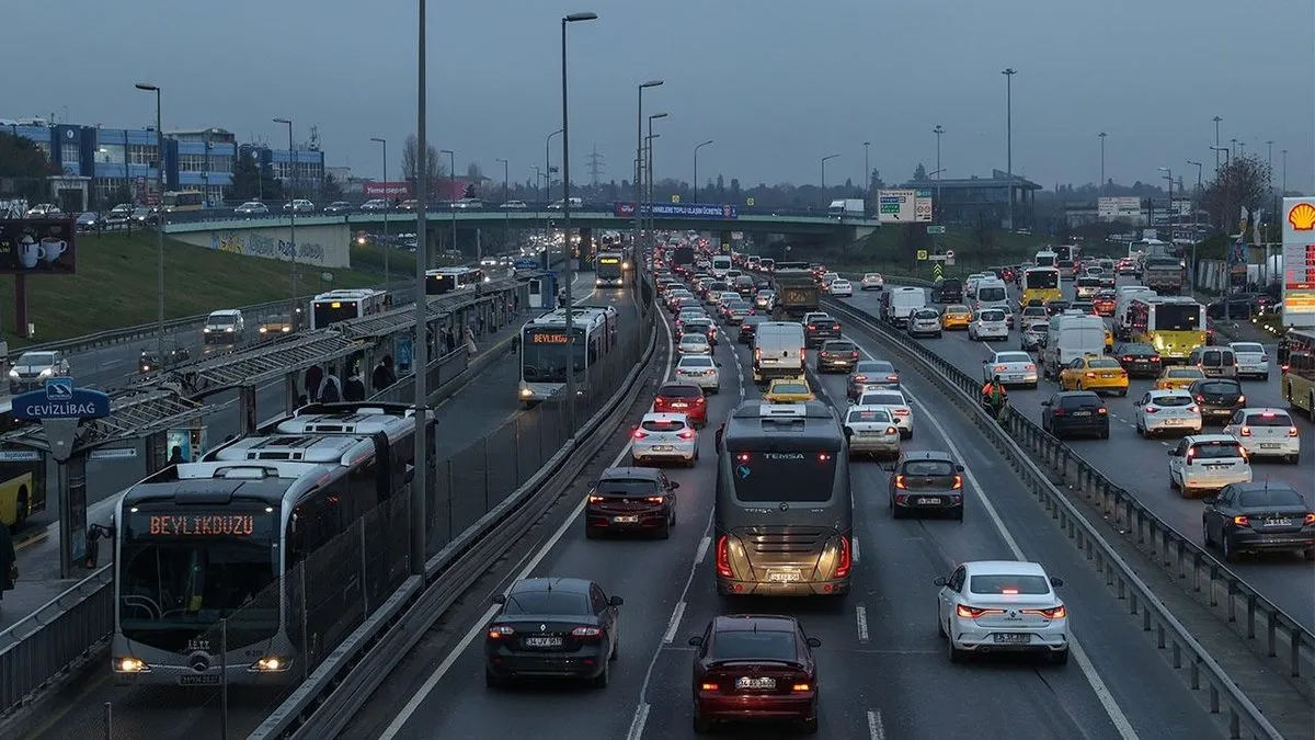 İstanbul'da trafik yoğunluğu yüzde 80 e ulaştı