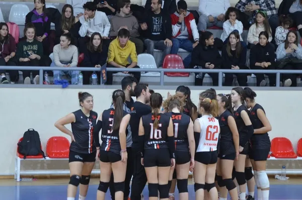 set-voleybol-takimi-istanbul-sampiyonu-oldu-bu-kupalar-naz-icin-1687180773524.jpg