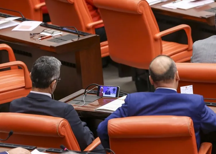 Vekiller Davutoğlu’nun konuşmasını cep telefonundan izledi