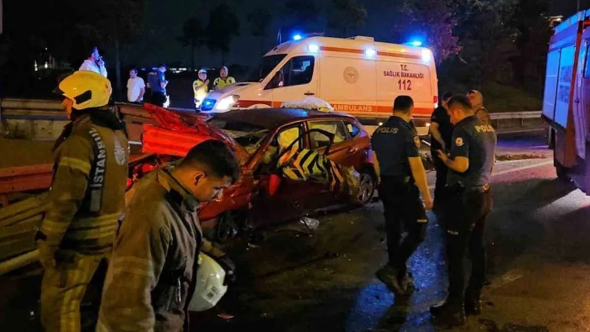 Bayrampaşa’da kontrolden çıkan otomobil bariyerlere saplandı