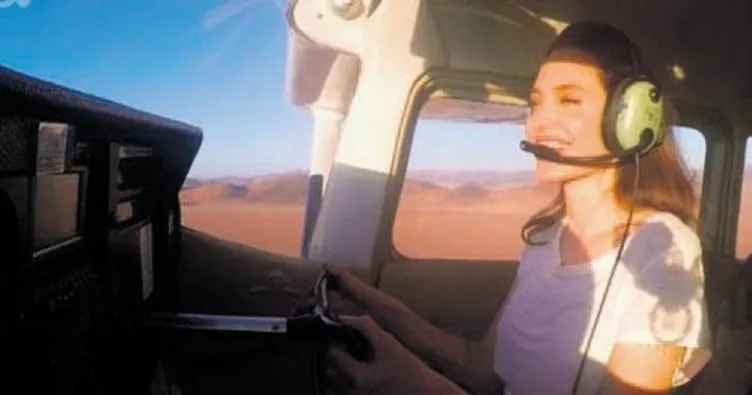 Pilot Jolie çöle uçak indirdi