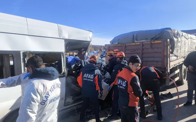 son-dakika-kayseride-ogrenci-servisi-tira-carpti-olu-ve-yaralilar-var-1770885903575.jpg