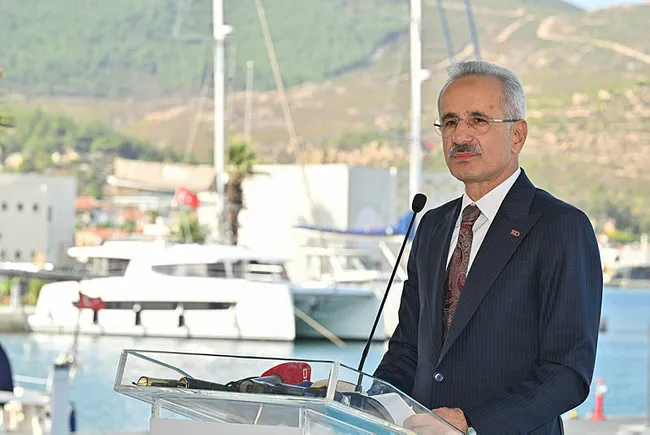 bakan-uraloglu-yeni-foca-yat-limanini-hizmete-acti-1698402023367.jpg