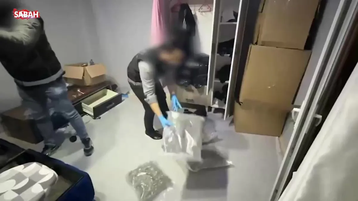 İstanbul’da uyuşturucu operasyonu: Yatak bazasından paket paket zehir çıktı! | Video videosunu izle İstanbul’da uyuşturucu operasyonu: Yatak bazasından paket paket zehir çıktı! | Video videosunu izle