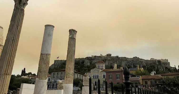 Atina’da korkutan yangın