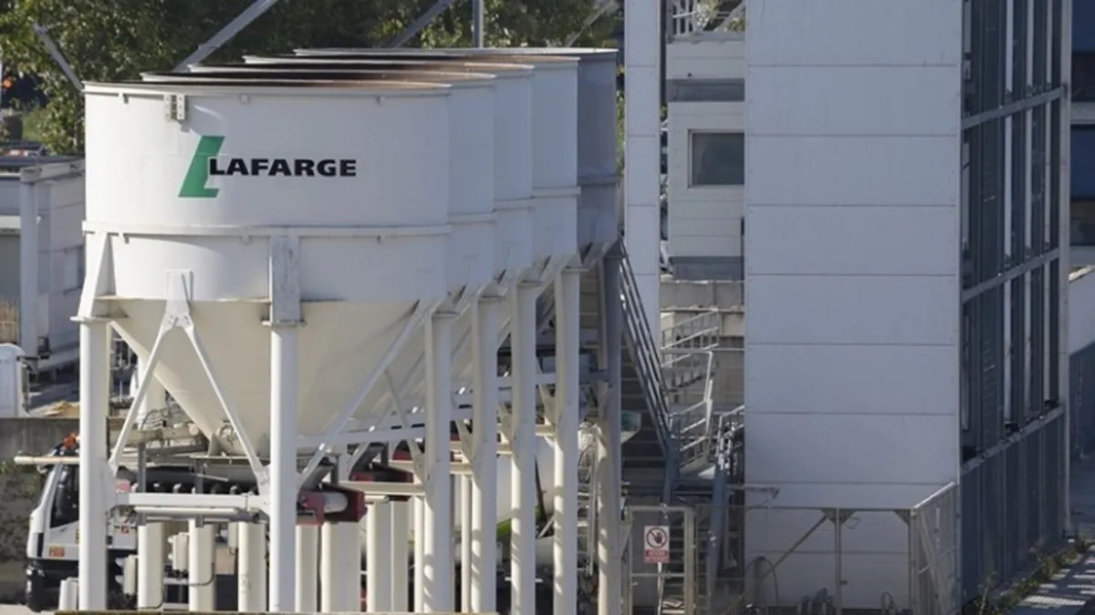 Fransız şirketi Lafarge’ın “terör örgütünü finanse etmekten” yargılanacağı dava bugün: Skandal belgeler ortaya çıkmıştı Fransız şirketi Lafarge’ın “terör örgütünü finanse etmekten” yargılanacağı dava bugün: Skandal belgeler ortaya çıkmıştı