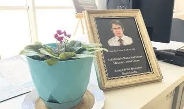 Öldürülen doktorun masasındaki çiçeğe mesai arkadaşları bakıyor