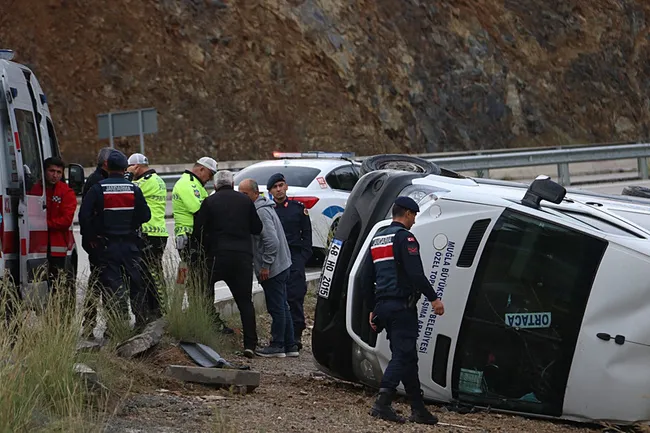fethiyede-yolcu-minibusu-devrildi-7-kisi-yaralandi-1764860798047.jpg