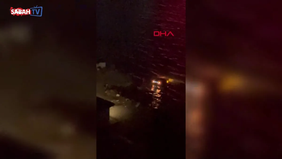 Sarıyer’de fren yerine gaza bastığı araçla denize düştü: ‘Tam köprü manzarasına karşı battı’ videosunu izle Sarıyer’de fren yerine gaza bastığı araçla denize düştü: ‘Tam köprü manzarasına karşı battı’ videosunu izle