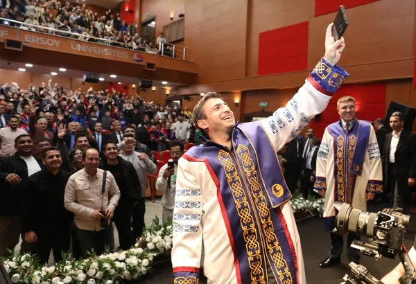 selcuk-bayraktara-maku-ve-sduden-fahri-doktora-unvani-1734683121695.jpg