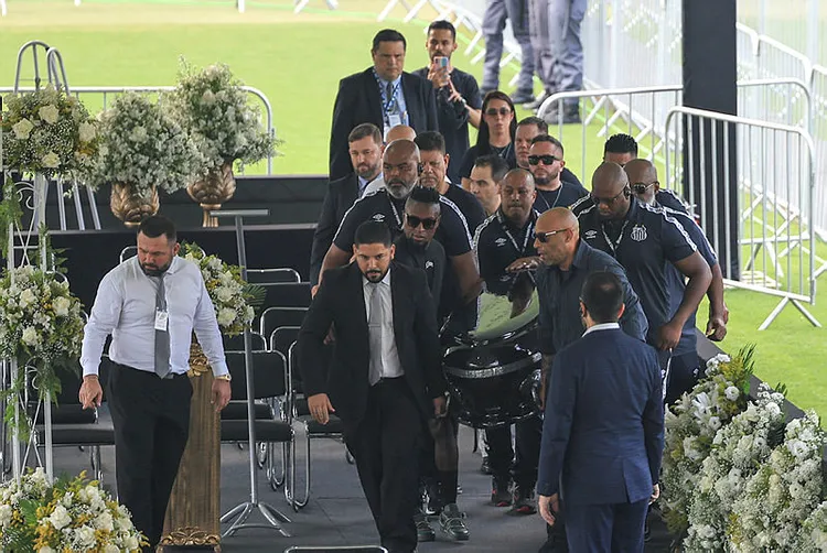 pele-son-yolculuguna-ugurlandi-dikey-mezar-detayi-1672668876187.jpg