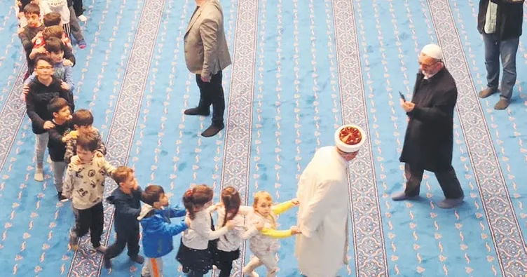 O camiye çikolata yağıyor! Filistinli manken Bella Hadid’in paylaşımı büyük yankı uyandırdı!