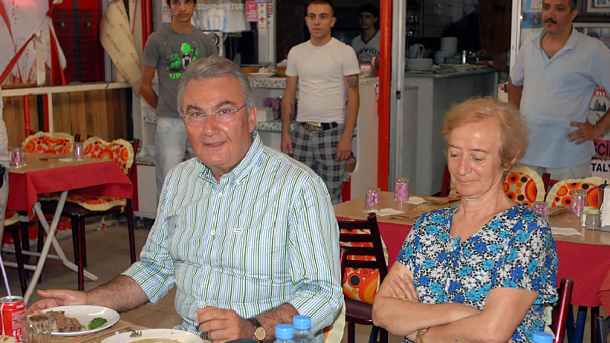 Deniz Baykal’ın eşi Olcay Baykal, yaşamını yitirdi Deniz Baykal’ın eşi Olcay Baykal, yaşamını yitirdi