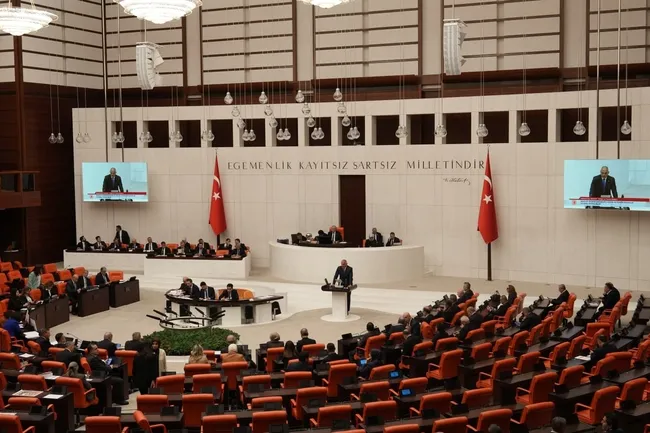 bakan-ersoy-tbmmde-rakamlarla-acikladi-turizmde-kuresel-liderlige-yuruyoruz-1765570539412.jpg Bakan Ersoy TBMM'de rakamlarla açıkladı: Turizmde küresel liderliğe yürüyoruz