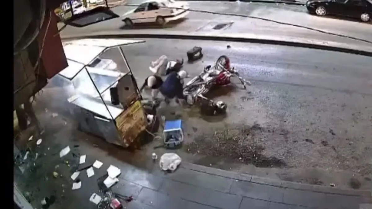 Kırıkkale'de bir otomobilin kokoreç tezgahına çarptığı kaza anı