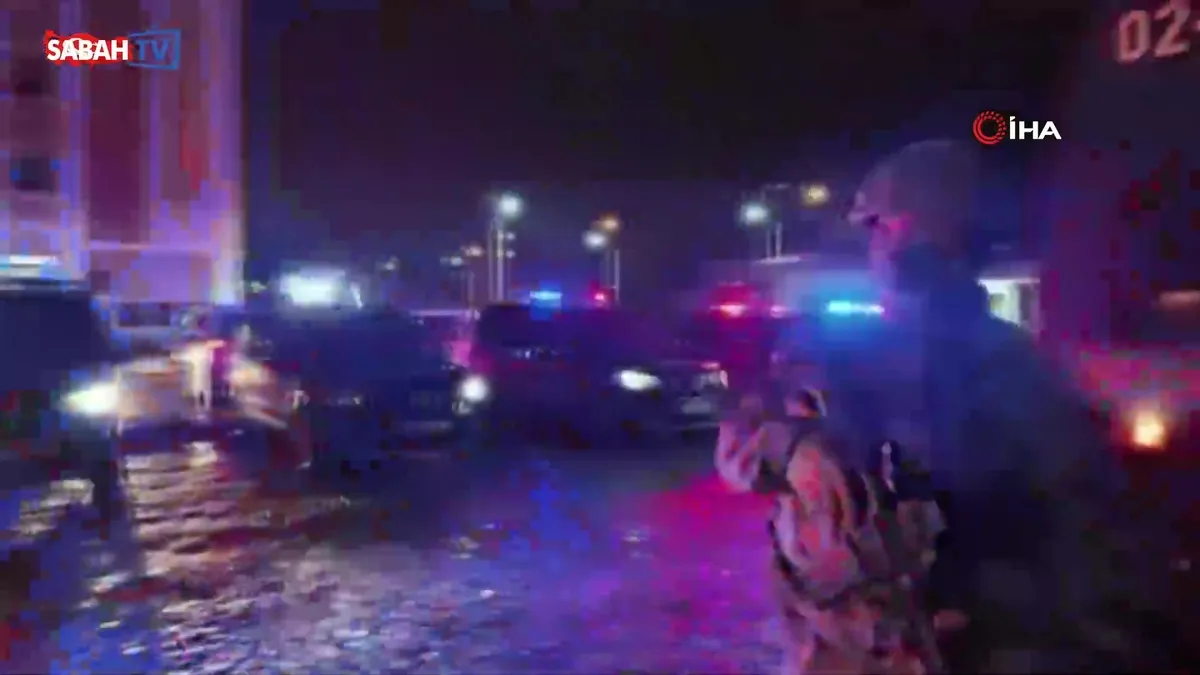 ‘Silahlı örgüt’ ve ‘Nitelikli yağma’ operasyonu: 22 şüpheli yakalandı | Video videosunu izle ‘Silahlı örgüt’ ve ‘Nitelikli yağma’ operasyonu: 22 şüpheli yakalandı | Video videosunu izle