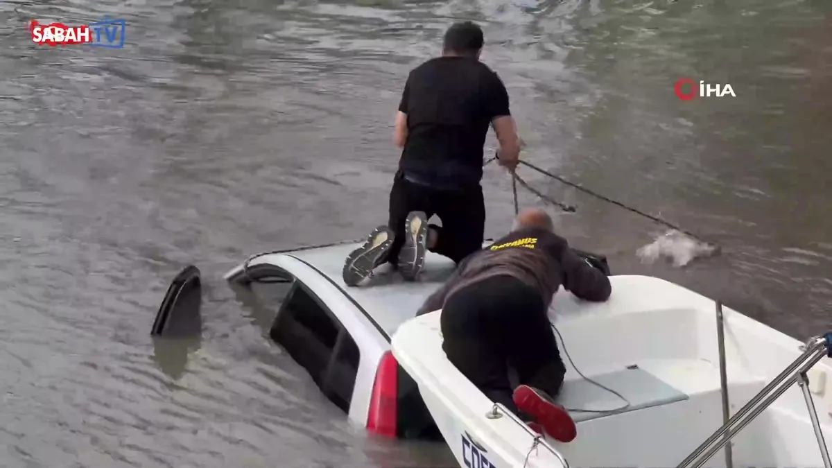 Antalya’da kontrolden çıkan otomobil ırmağa uçtu | Video videosunu izle Antalya’da kontrolden çıkan otomobil ırmağa uçtu | Video videosunu izle