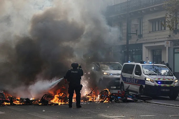 SON DAKİKA… Fransa’da kıyamet günü! Sarı Yelekliler eylemi için sıkı tedbirler alındı: 70 bin polis ve jandarma sokakta!