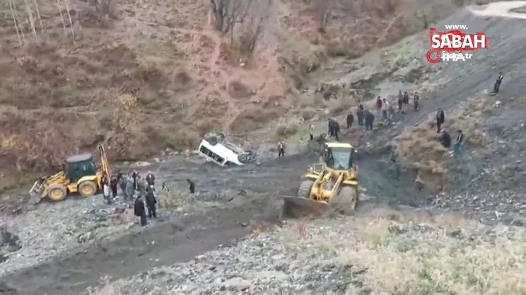 Siirt'te 3 kişinin yaralandığı kazada minibüs 5 saat sonra vadiden çıkartıldı