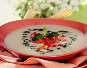 Şehriyeli ve Kırmızı Biber Soslu Kereviz Çorbası Tarifi